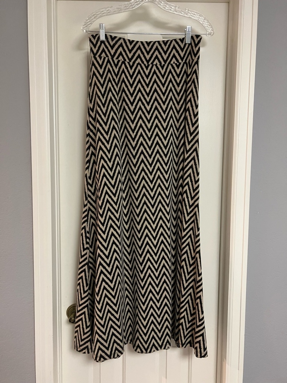 Roz & Ali Women’s Size Small Black and Cream Chevron Maxi Skirt